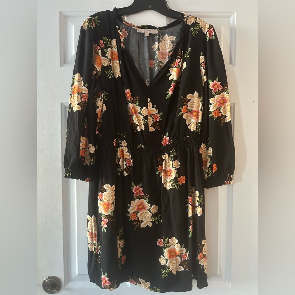 LOFT 3/4 sleeve v-neck black floral dress. Size‎ large.